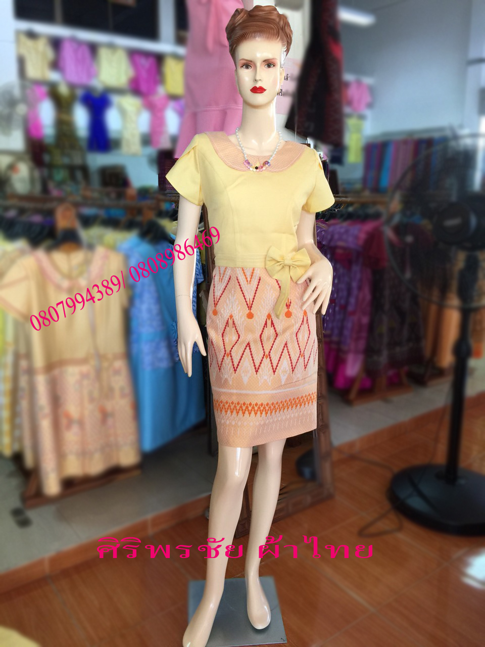 ชุดผ้าไทย ชุดแซกผ้าไทยมัดหมี่สีเหลือง ชุดผ้าไทยผ้าพื้นเมือง ชุดผ้าไทยฝ้างแต่งผ้าลายมัดหมี่สีเหลือง ชุดทำงานผ้าไทยแต่งโบวเอว สำเนา
