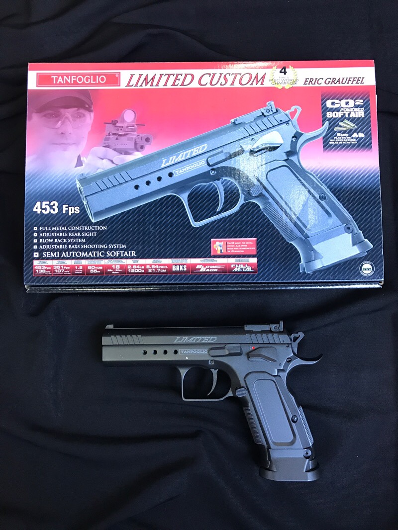 CYBERGUN TANFOGLIO CO2 LIMITED CUSTOM (ERIC GRAUFFEL) Cybergun TANFOGLIO CO2 Limited Custom (Eric Grauffel) -- Gas Blow Back Pistol with Semi-Automatic Shooting Mode -- 18 Rounds Loading Capacity CO2 Gas Power Magazine -- Full metal Construction -- Engrav