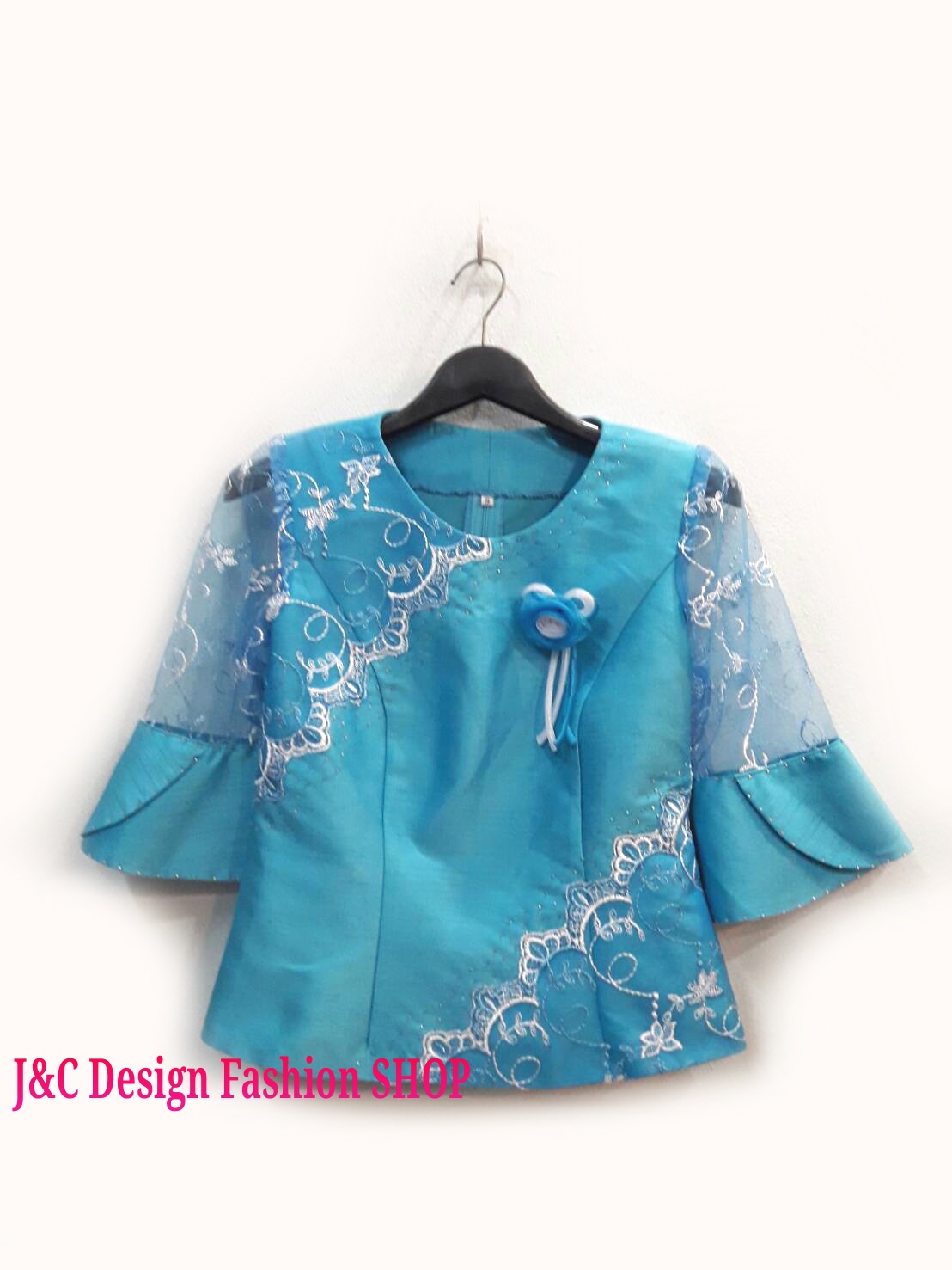 เสื้อผ้าไทยสีฟ้าแต่งลูกไม้ เสื้อผ้าไหมแต่งลูกไม้ เสื้อใส่ผ้าซิ่นสีฟ้า เสื้อผ้าฝ้ายสีฟ้าปักมุก