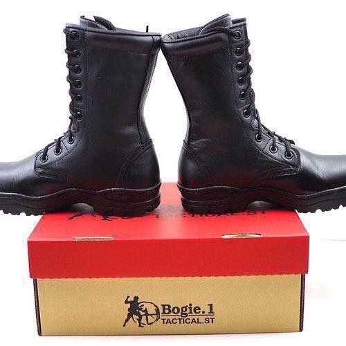 New.Bogie1 รองเท้าคอมแบท ไม่มีซิปข้าง ตาไก่ รุ่น E2 หนังวัวแท้ 100% ผ่านกรรมวิธีโดยเฉพาะของโรงงาน ทำให้หนังมีความนิ่ม นุ่มสบายเป็นพิเศษ หนังนิ่ม ไม่กัดเท้า ดีไซน์เรียบง่าย เหมาะกับชุดฝึก ทุกภารกิจ ใส่สบายเข้ารูปเท้าคนไทย พื้นรองเท้าอัดบล็อก เย็บเสริมขอบบน