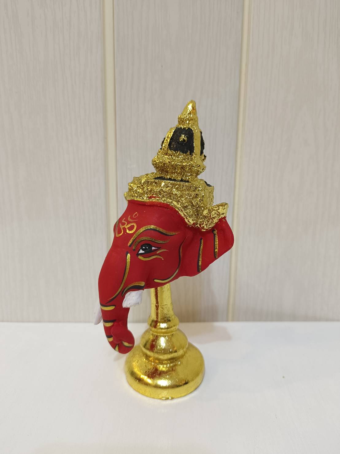 พระพิฆเนศ ขนาดจิ๋ว ขนาดตั้งหน้ารถ พร้อมฐานปิดทอง (สีแดง)