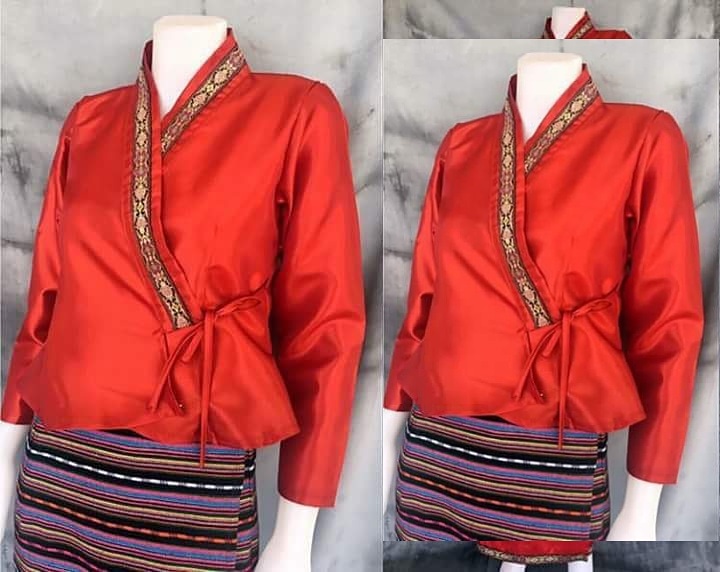 #เสื้อผ้าไทยพื้นเมืองสไตน์เจ้านางสีแดง #เสื้อผ้าไหมจีนสีแดง เสื้อ #เสื้อทำงานผ้าไทย #เสื้อผ้าไหมจีนสีแดงปักกุ้นป้ายผูก แดง XL