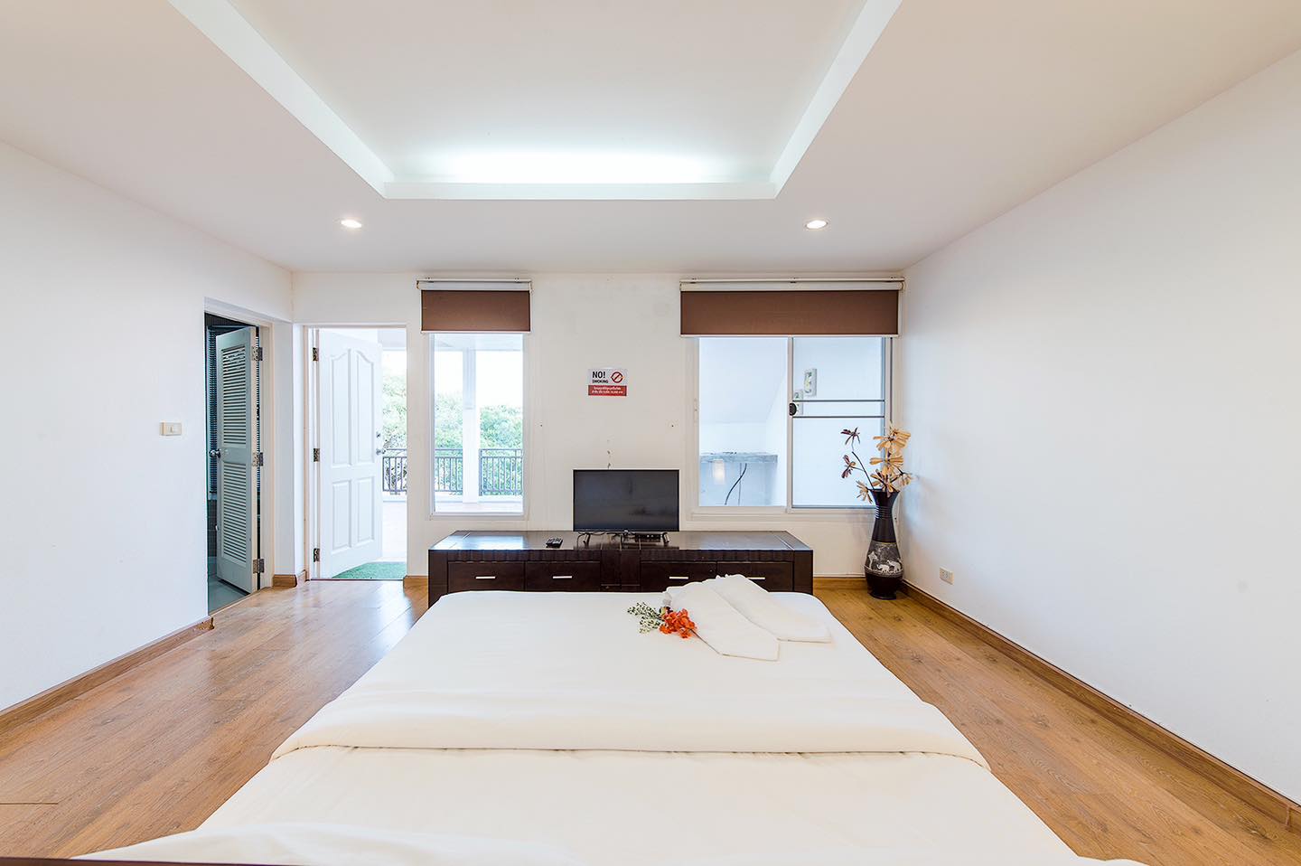 HR15072 บ้านพักติดทะเล The White Beach Villa Pranburi