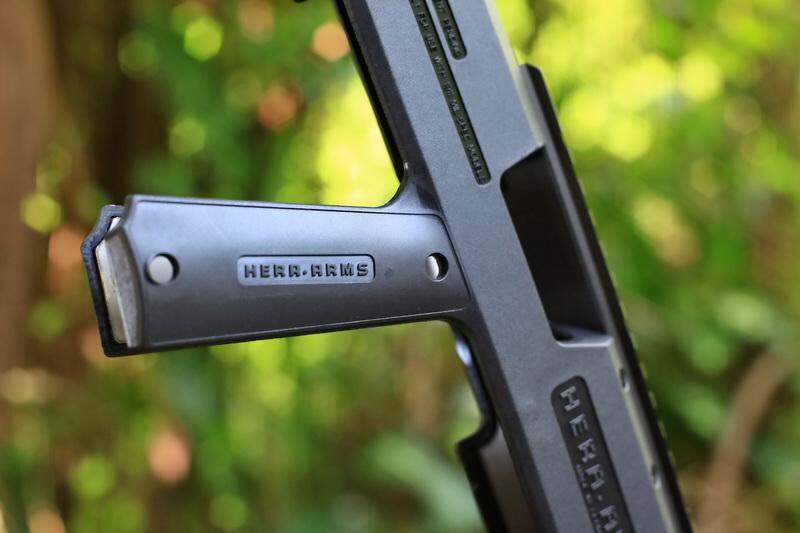 New.HERA ARMS cabine conversion kit สำหรับปืนสั้น 1911 มาพร้อมท่อมีลักษณะคล้ายไซเรนเซอร์ แต่ภายในกลวง รูโต มโหฬาร กว้างเหมือนปากแก้วน้ำ ภายในเสริมโครงโลหะ เพิ่มความแข็งแรงทำให้มันรับแรงรีคอล์ยได้สูง แต่ ไม่มีพานท้าย และกิ๊ฟมือหน้า มาให้ ใส่พานท้าย M4 ได้ค