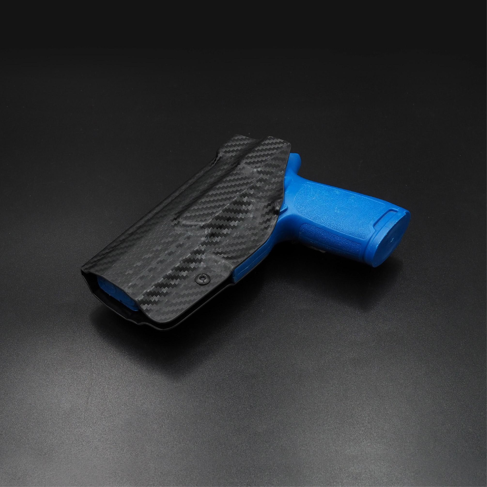 New.ซองพกใน Carbon Fiber Sig Sauer P320 Carbon Fiber Holster Sig Sauer P320 ( Warriorland ) ⚡ผลิตจาก Carbon Fiber คุณภาพสูง ⚡แผ่นหนา 2 mm. แข็งแรงทนทาน ⚡ออกแบบให้ซองคลุมรอบโกร่งไก ป้องกันอุบัติเหตุ ⚡ซองไม่เก็บความชื้น ทำความสะอ