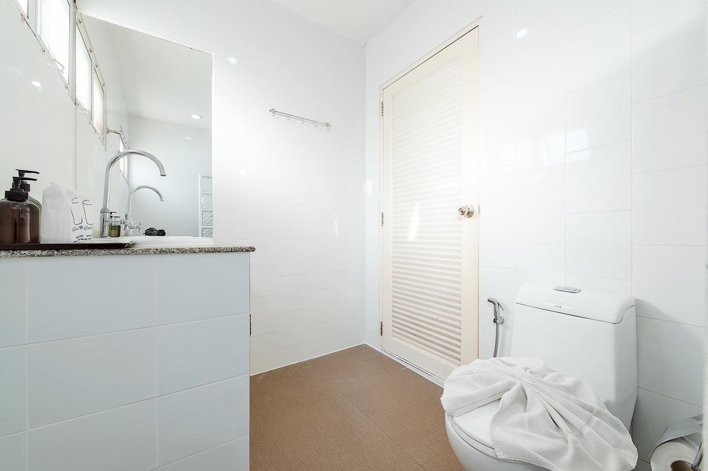 HR15072 บ้านพักติดทะเล The White Beach Villa Pranburi