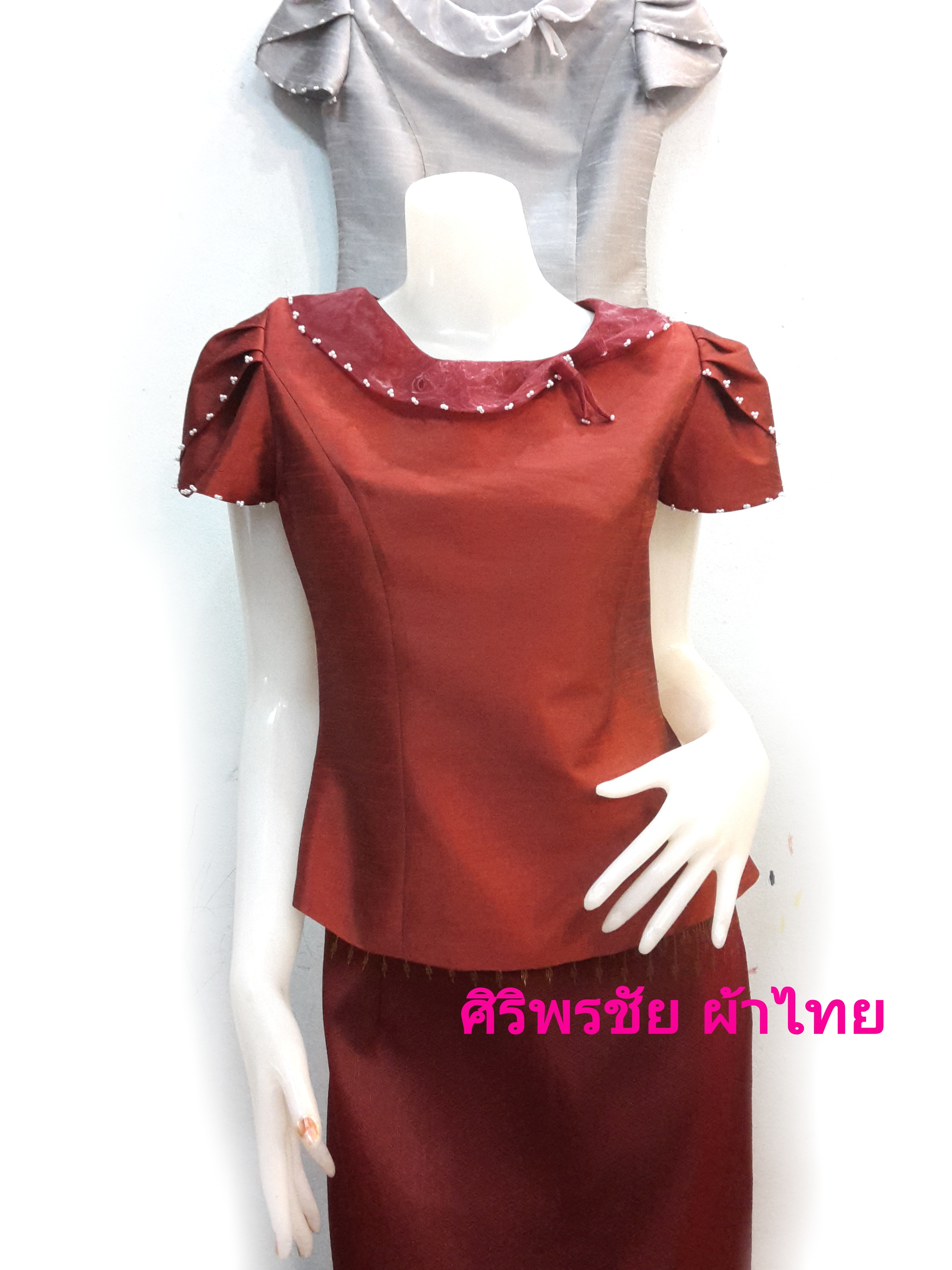 เสื้อผ้าไหมสีแดงเลือดนก เสื้อผ้าผ้าไหมสไตน์เกาหลีสีแดงปักเลื่อม เสื้อทำงานผ้าไทย เสื้อผ้าฝ้ายสไตน์หรู