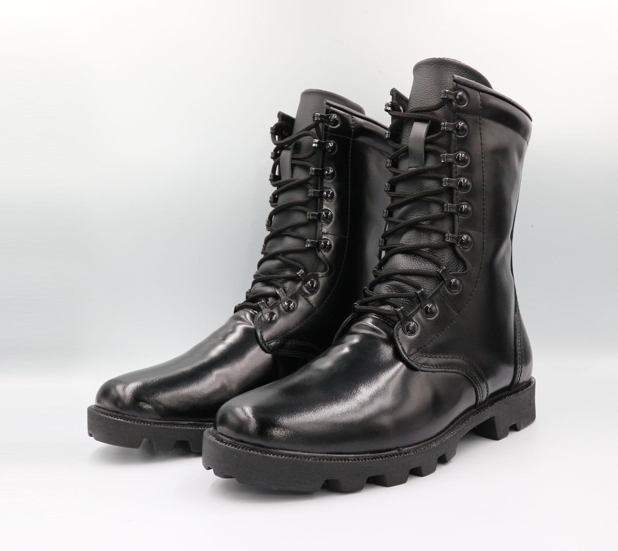 New.รองเท้า Combat CQB รุ่น L1# รองเท้าคอมแบท หนังวัวแท้ ออกแบบมาเพื่อรองรับ ขนาด และ รูปร่างเท้าของ คนไทย ทรงเรียวสูง แต่ไม่บีบรัดหน้าเท้า 🚩ตาไก่ปลดไว 9 รู ความสูงจากพื้น 10 นิ้ว 🚩น้ำหนักเบา หนังมีความนุ่มใส่สบาย 🚩รองพื้นนิ่ม ใส่ไ