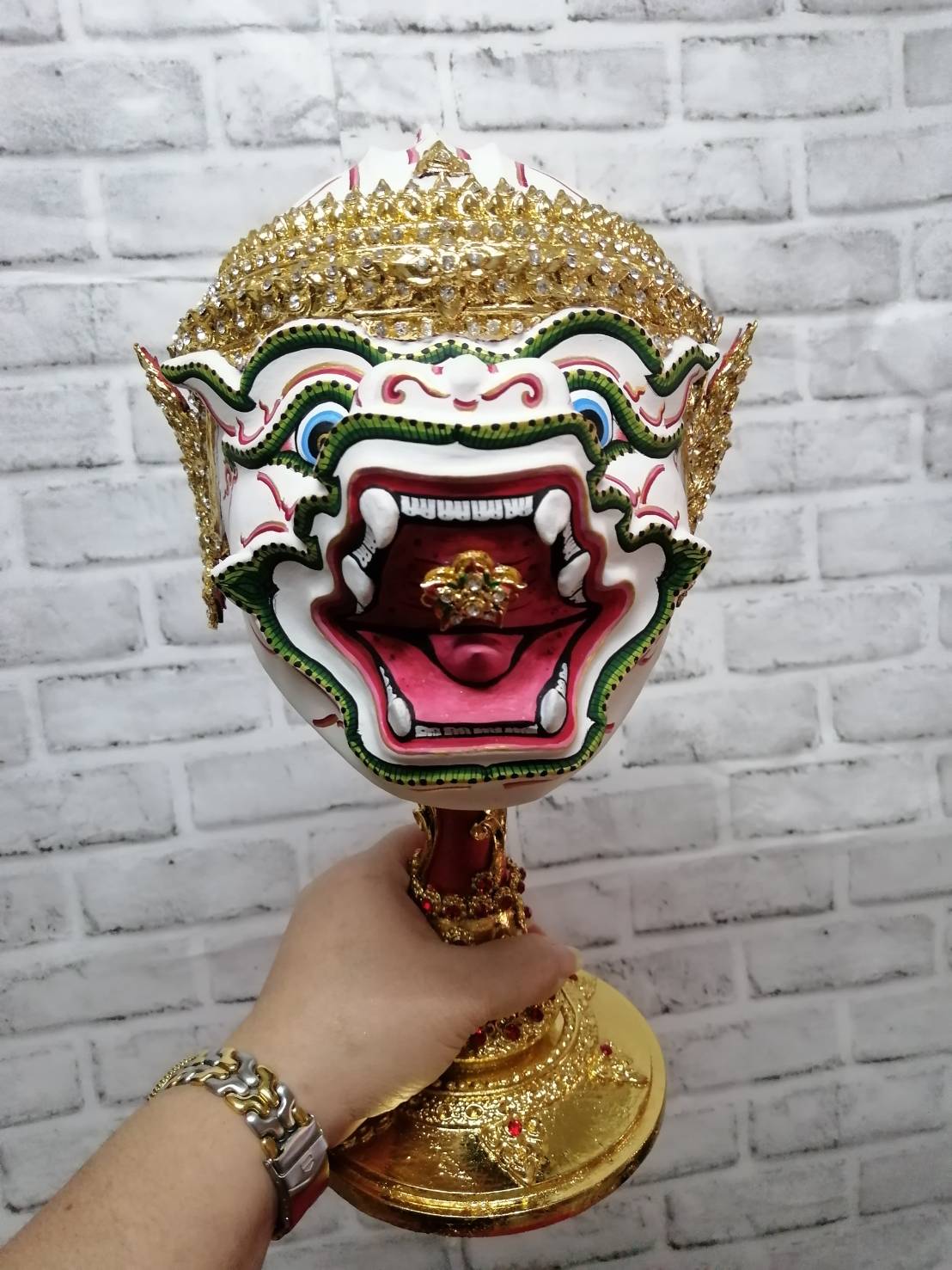 หนุมาน ขนาดผลส้มโอ (งานกระดาษ) เกรดพรีเมี่ยม พร้อมฐานปิดทองประดับเพชร