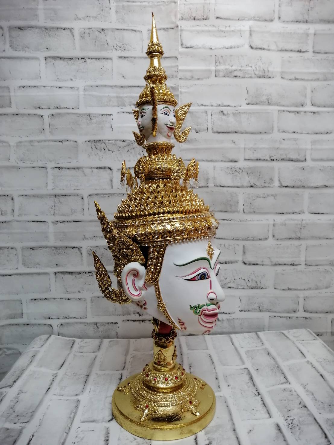 พระพรหม ขนาดกลาง เกรดพรีเมี่ยม (ขนาดประมาณผลส้มโอ) พร้อมฐานไม้กลึงตีลายปิดทองประดับเพชร