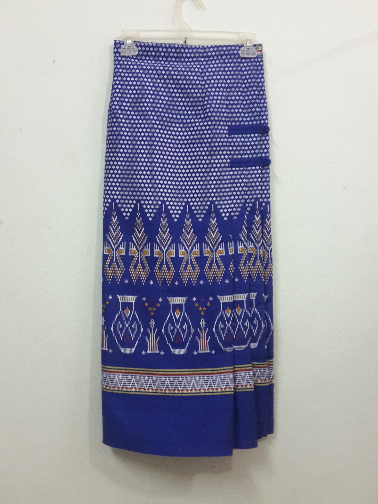 ผ้าซิ่นสำเร็จรูปผ้าซิ่นผ้าฝ้าย แบบป้ายแต่ง 3 จีบกระดุมกระลา ผ้าถุงสำเร็จรูปสีน้ำเงินสว่าง