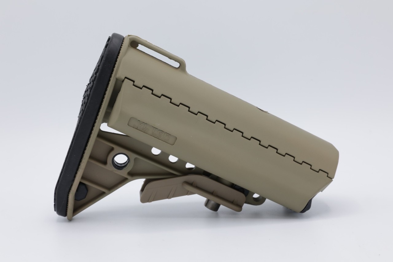 พานท้าย VLTOR คุณสมบัติ : #สำหรับใช้กับแกนพานท้ายยืดหด #มีรูสำหรับติดหูกวินได้ที่บริเวณด้านล่าง ทำให้สะดวกเวลาติดตั้งสายสะพายปืน #มาพร้อมยางรองพานท้ายอย่างดี #มีช่องสำหรับเก็บอุปกรณ์ เช่น แบตเตอรี่ ให้ถึง2ช่อง มี2สให้เลือก #สีดำ #สีทราย