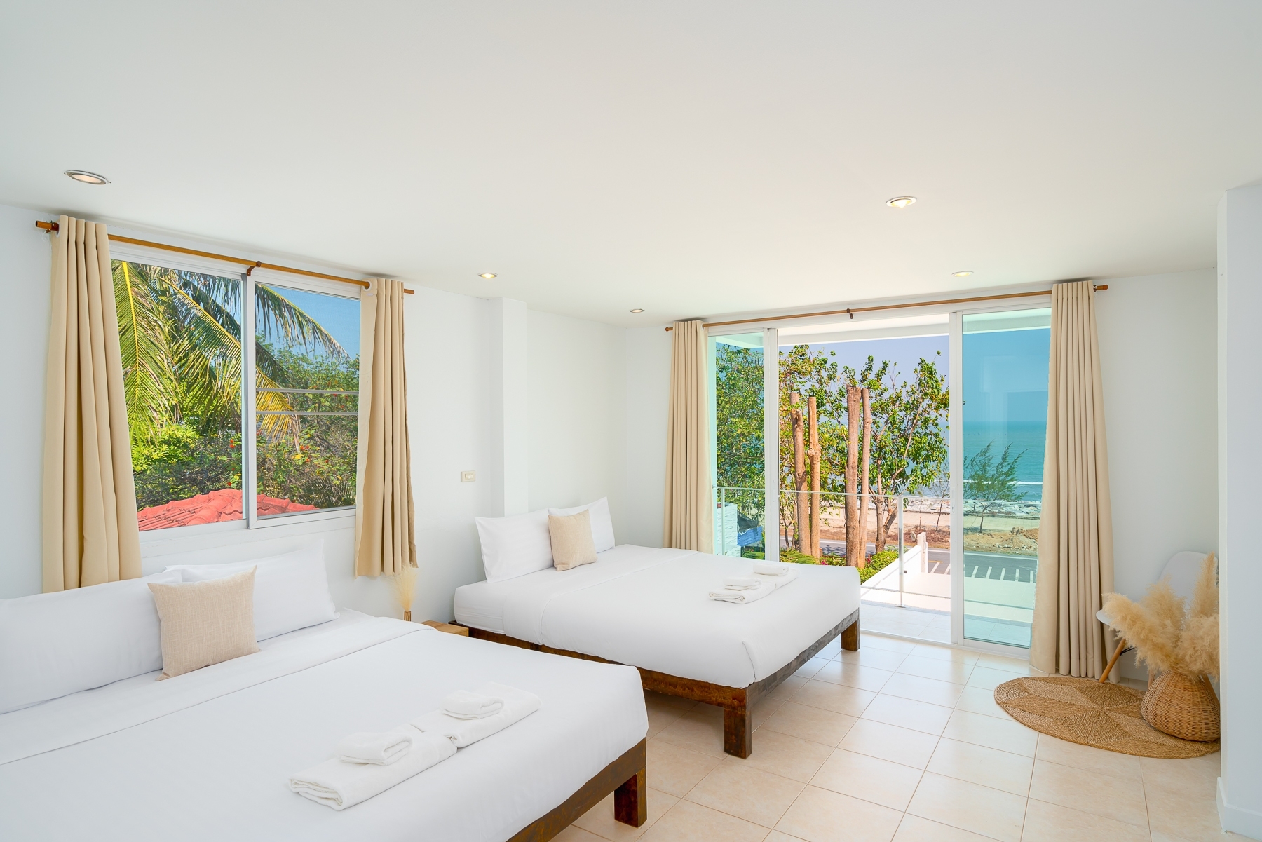 HR15070 บ้านพักติดทะเล The Gina Beach Villa Pranburi