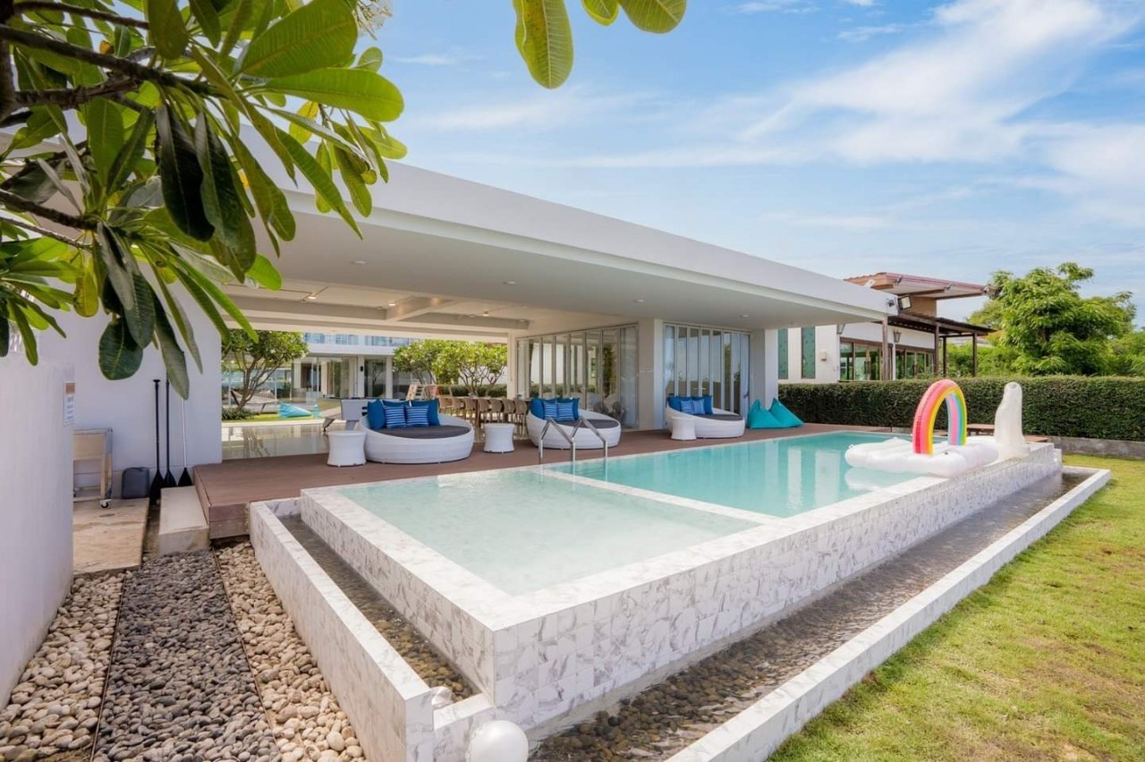 HR15049 บ้านพักติดทะเล The Breezy Beach Pool Villa Cha Am