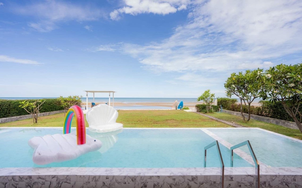 HR15049 บ้านพักติดทะเล The Breezy Beach Pool Villa Cha Am
