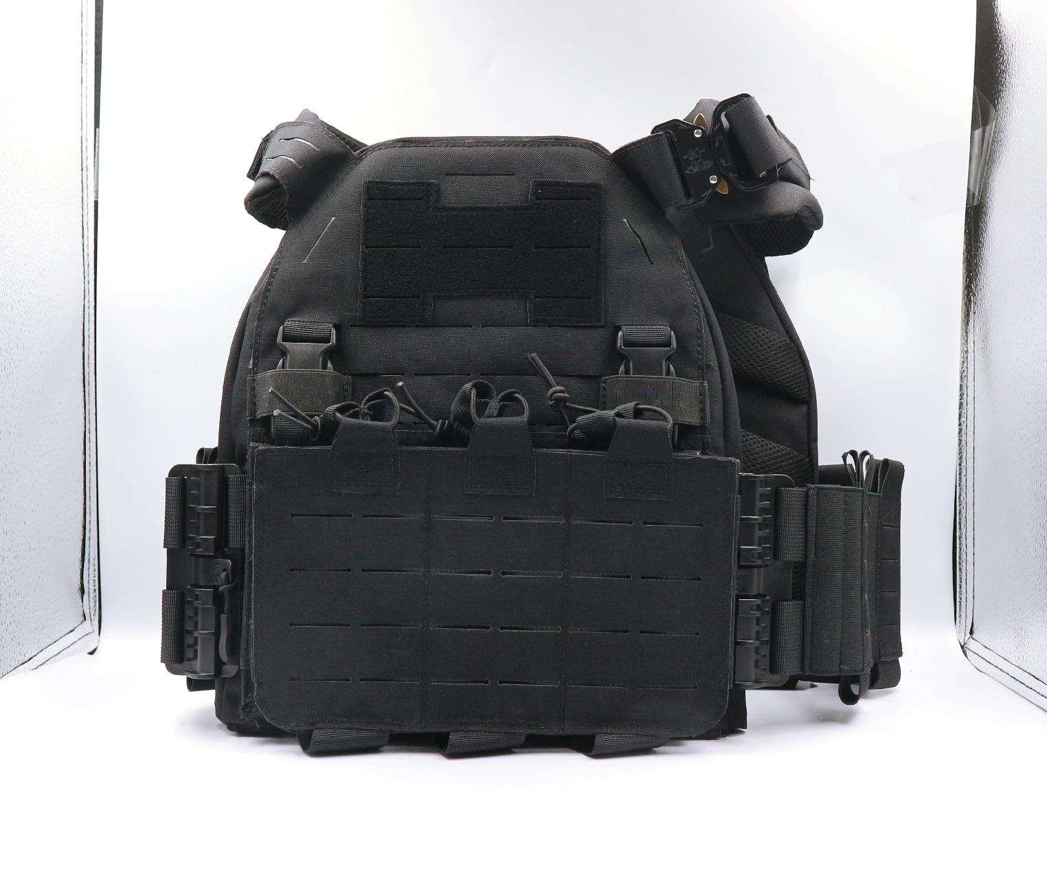 New. เสื้อเกราะ Universal Vest ( Universal Vest ) ♣ ผลิตจากผ้า Nylon 1000D เกรดคุณภาพ ♣ ติดตั้งชุดปลดไว 3 จุด ใช้งานสะดวก ♣ สายโอบข้างยางยืด มีช่องใส่แม็ก 5.56, วิทยุสื่อสาร หรืออุปกรณ์อื่นๆ ได้ รวม 6 ช่อง ♣ มาพร้อมกับซองแม็กกา