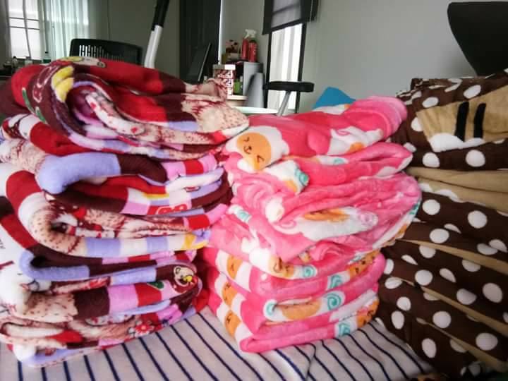 ผ้าห่มนาโน ผ้านุ่มมาก ขายส่งยกกระสอบ 100 ผืน (ต้องแพคผ้าห่่มใส่ถุงพลาสติกเองมีในกระสอบ) คละลายกาตูนน่ารักสดใส ส่งฟรี ขนส่งเอกชนทั่วประเทศ
