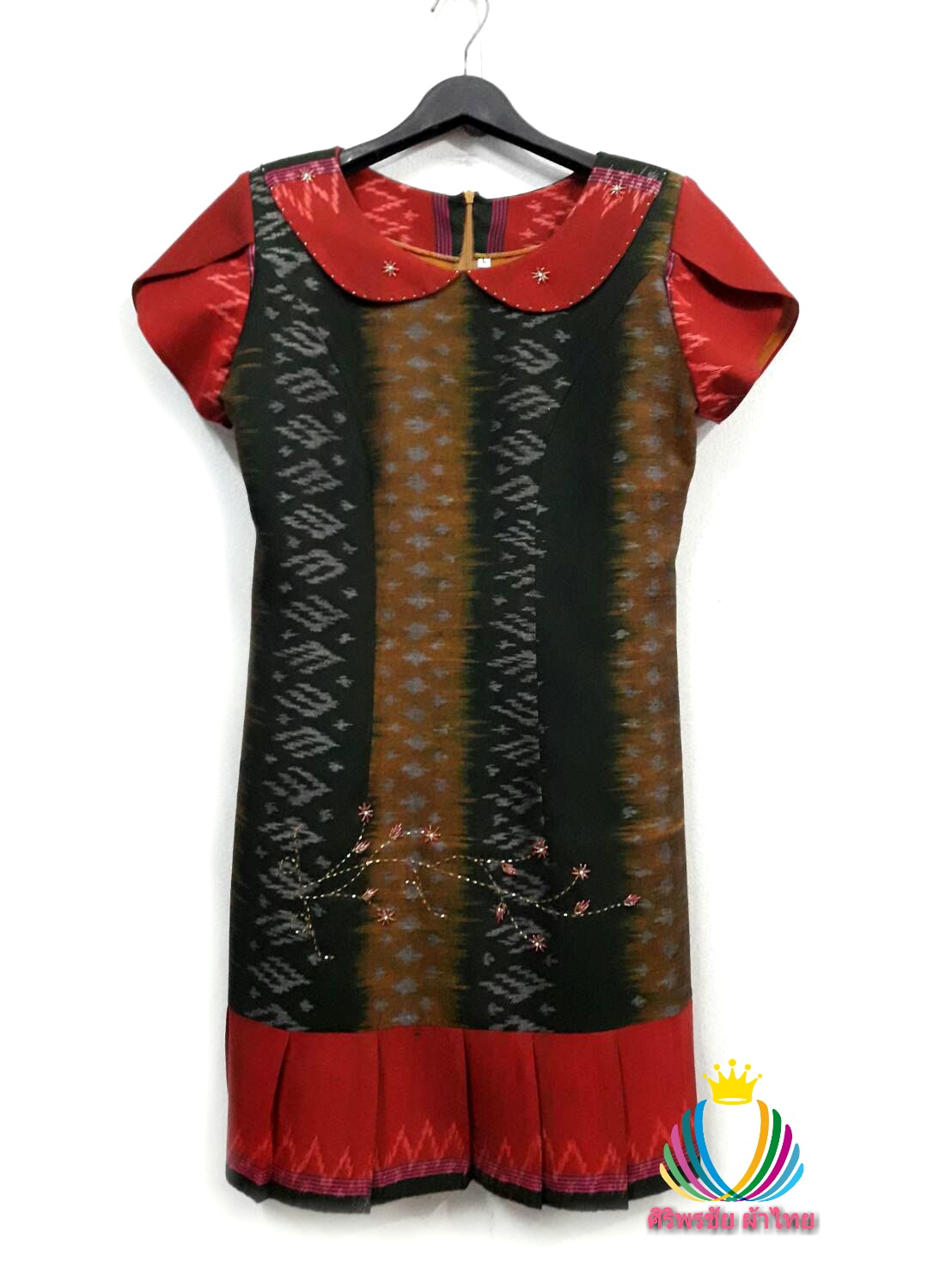 ชุดผ้าไทยคอบัวหยัก ชุดแซกผ้าไทยลายมัดหมี่ตีนแดง ชุดผ้าไทยผ้าพื้นเมืองมัดหมี่ตีนแดง ชุดผ้าไทยฝ้ายแต่งผ้ามัดหมี่ชุดทำงานผ้าไทย