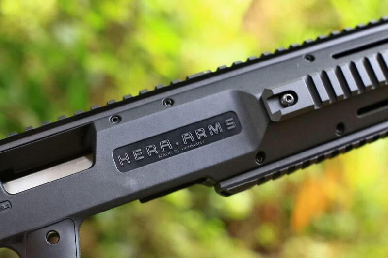 New.HERA ARMS cabine conversion kit สำหรับปืนสั้น 1911 มาพร้อมท่อมีลักษณะคล้ายไซเรนเซอร์ แต่ภายในกลวง รูโต มโหฬาร กว้างเหมือนปากแก้วน้ำ ภายในเสริมโครงโลหะ เพิ่มความแข็งแรงทำให้มันรับแรงรีคอล์ยได้สูง แต่ ไม่มีพานท้าย และกิ๊ฟมือหน้า มาให้ ใส่พานท้าย M4 ได้ค