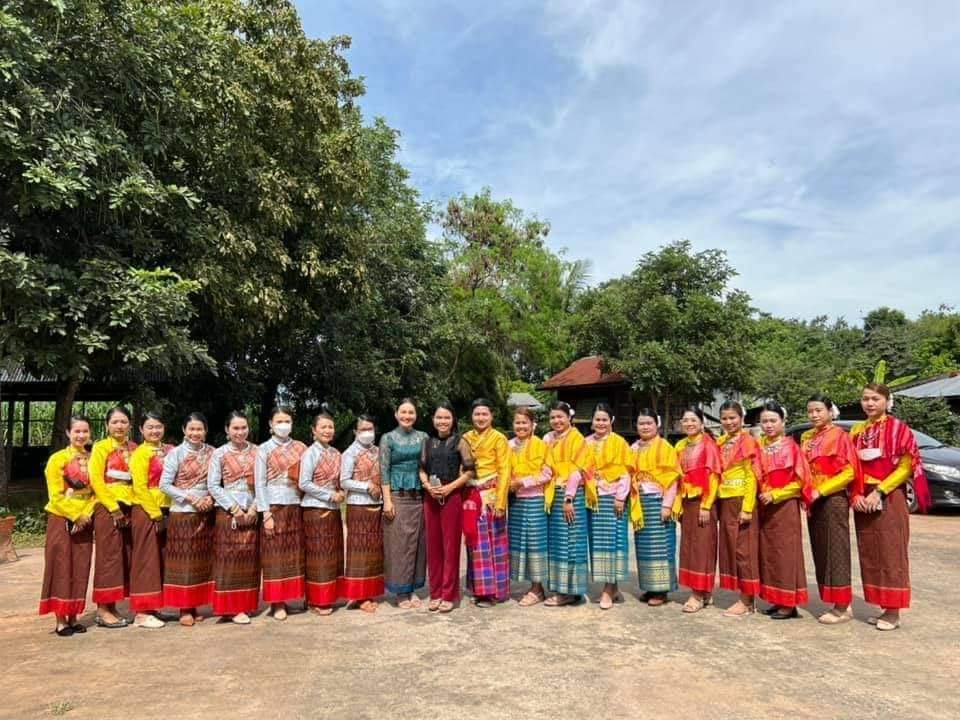 ผ้ามัดหมี่ตีนแดง ผ้าซิ่นตีนแดง ผ้าฝ้ายตีนแดง ผ้าทอพื้นเมือง บุรีรัมย์ ลายอัปสรา 2 เมตร