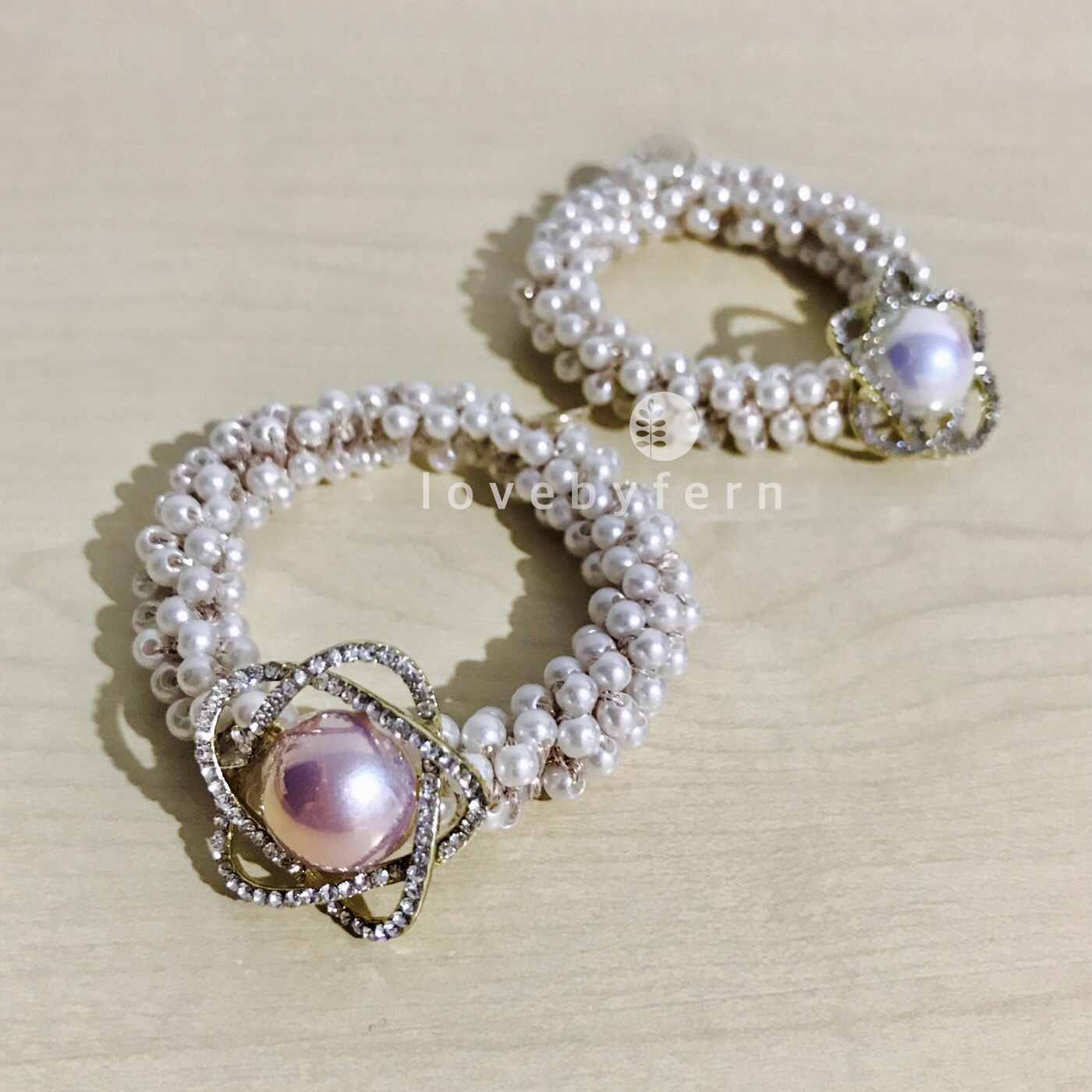 ยางมัดผมมุกหวานๆ ดอกไม้เพชรวิบวับเกสรมุกสีชมพู วาว ขนาด 2.5 cm แต่งมุกจิ๋วสีครีม สวยน่ารักมากๆ แน่น ไม่กินผม