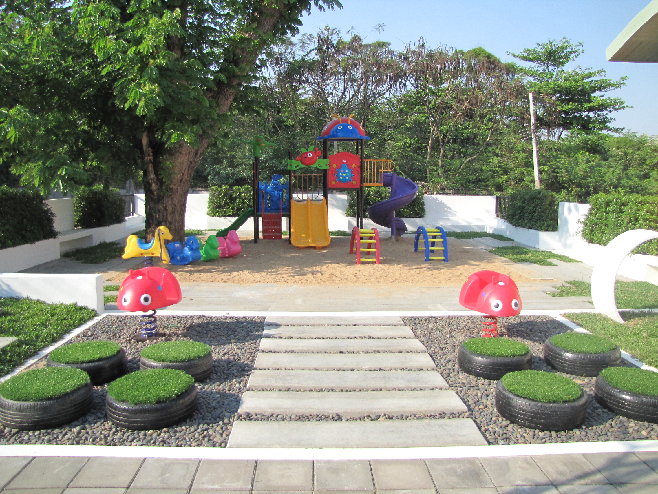 เครื่องเล่นสนามเต่าทอง