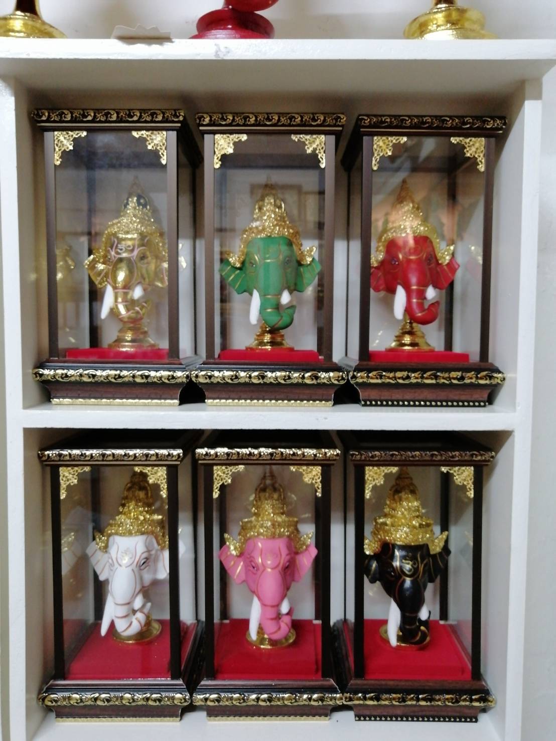 พระพิฆเนศ ขนาดกลาง เรซิ่นปิดทอง พร้อมตู้กระจกลายไทย