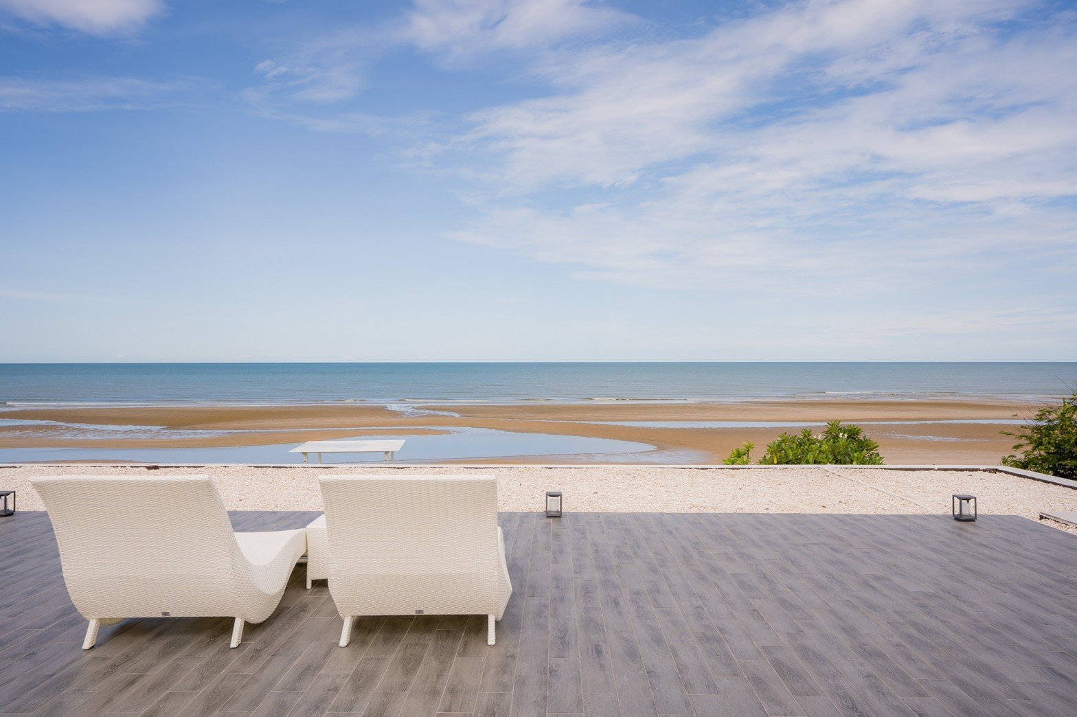 HR15049 บ้านพักติดทะเล The Breezy Beach Pool Villa Cha Am