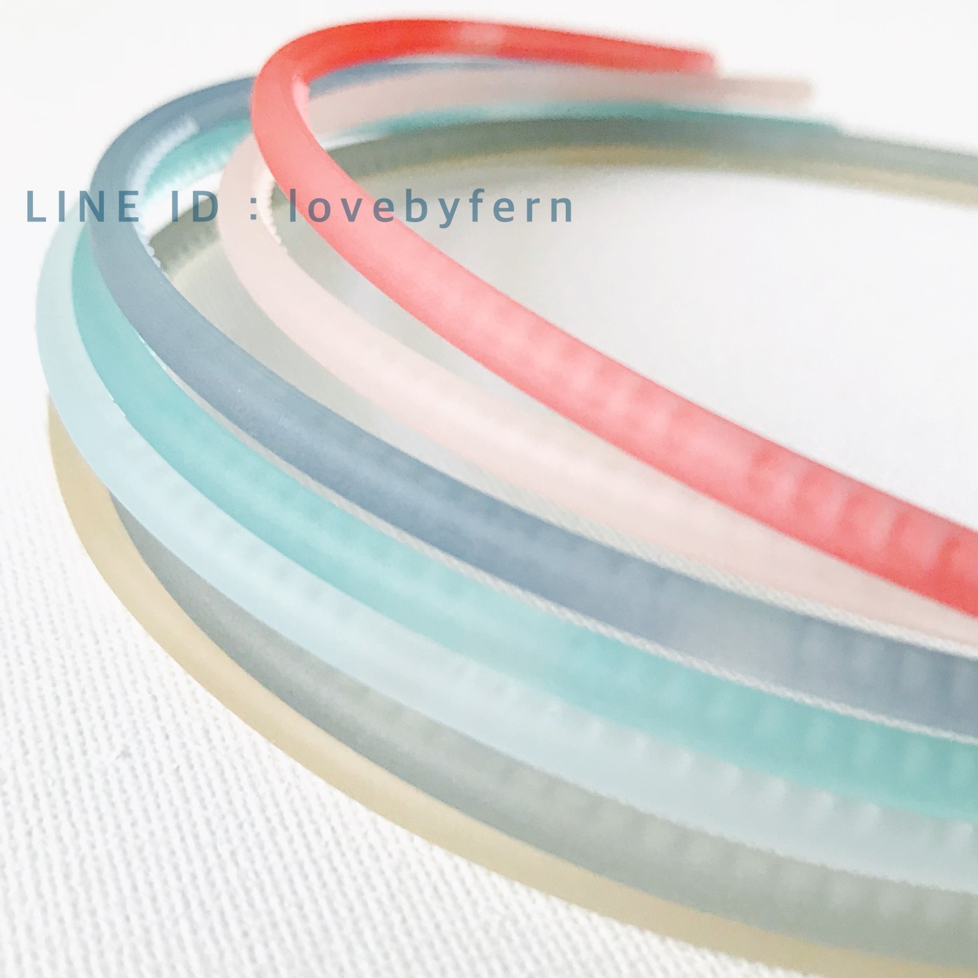 ที่คาดผมสีพื้นเจลลี่ใส มี 2 สีค่ะ :: สีเบจ ฟ้าคราม ขนาด 3 mm ใส่คู่/ใส่เดี่ยวน่ารักค่ะ งานสวยคลาสสิค สีหวานละมุน ทน ยืดหยุ่นสูง ไม่บีบขมับ ไม่กินผม #MadeinKorea