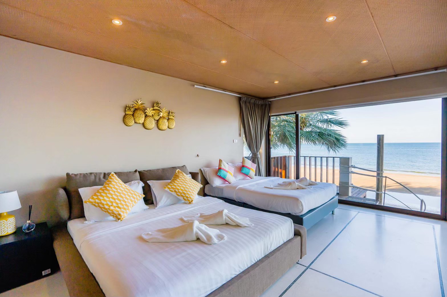 HR15064 บ้านพักติดทะเล The Ocean Beach Villa, Sam Roi Yod.