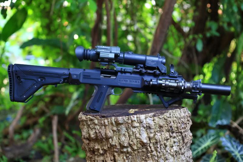 New.HERA ARMS cabine conversion kit สำหรับปืนสั้น 1911 มาพร้อมท่อมีลักษณะคล้ายไซเรนเซอร์ แต่ภายในกลวง รูโต มโหฬาร กว้างเหมือนปากแก้วน้ำ ภายในเสริมโครงโลหะ เพิ่มความแข็งแรงทำให้มันรับแรงรีคอล์ยได้สูง แต่ ไม่มีพานท้าย และกิ๊ฟมือหน้า มาให้ ใส่พานท้าย M4 ได้ค