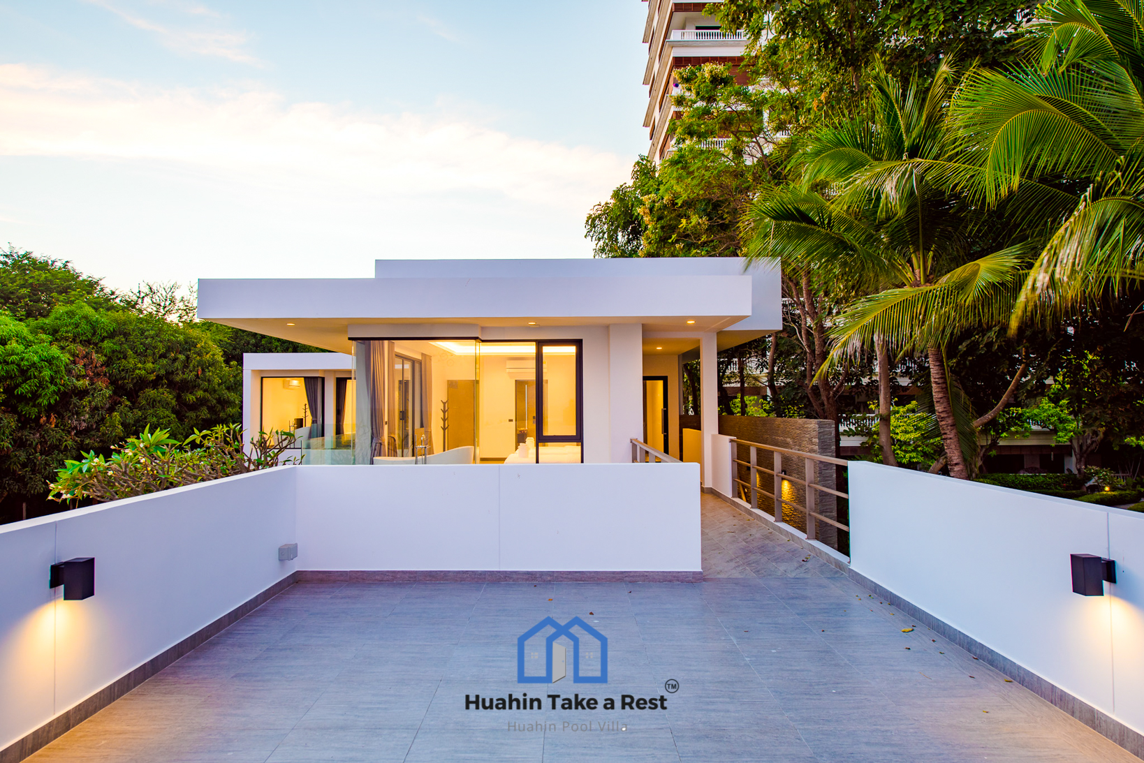 HR15039 บ้านพักติดทะเลหัวหิน The Premium Beach Villa Hua Hin