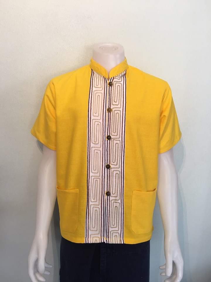 เสื้อผ้าไทยชายผ้าพื้นเมืองสีเหลือง เสื้อผ้าฝ้ายชายแต่งผ้าขลิบลายและปักเดินเส้นเชือก เสื้อผ้าพื้นเมืองชาย เหลือง