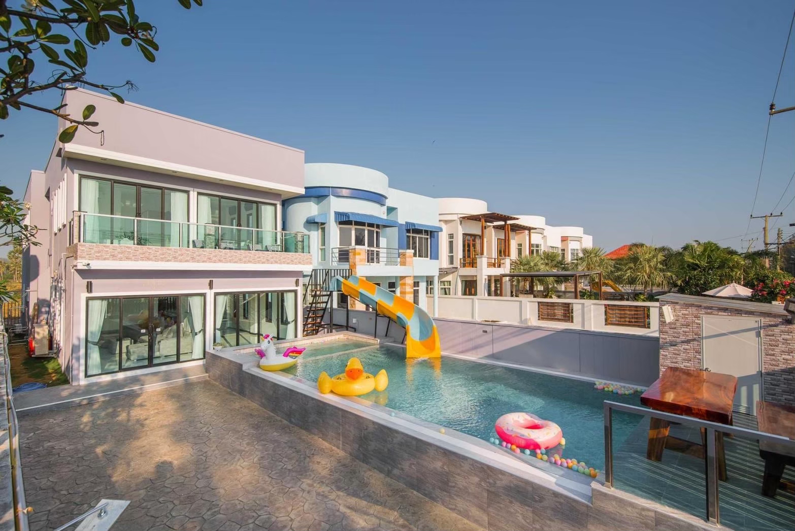 HR15063 บ้านพักติดทะเล The Blue Sky Villa Pranburi