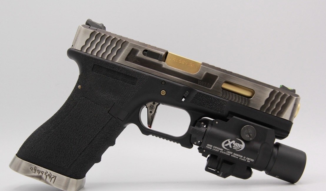 ไฟฉายและเลเซอร์สีแดงติดปืน ยี่ห้อ Surefire รุ่น X400 สีทราย