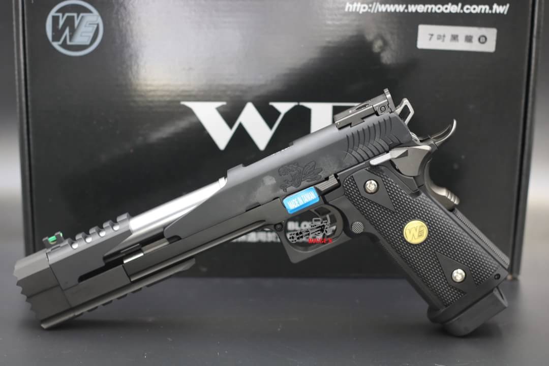 WE Hi Capa 7.0 Dragon Black 7" แรง 360 FPS Full Metal ราคา: 4,500 บาท รุ่น WE Hi Capa 7.0 Dragon Black 7" สี ดำ น้ำหนัก (กรัม) 1180 ความยาว (mm.) 285 วัสดุ Full Metal ระบบ/รองรับแก๊ส Gas/เบา กลาง แรง ความแรง (FPS) 360 ด้วยลูก 0.20g ระบบ BlowBack
