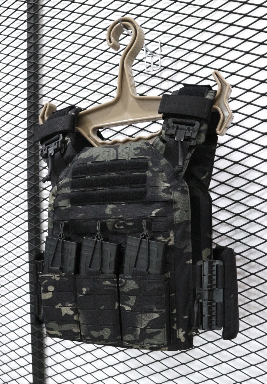 (clapping hands)เพิ่ม สีพรางดำ ค่ะ (clapping hands) (fire)เสื้อเกราะปลดไว Swat Vest V4 ( V4 Quadrelease Tactical Vest ) ♠ ผลิตจากผ้า Nylon 1000D เกรดคุณภาพ ♠ ติดตั้งชุดปลดไวถึง 4 จุด ใช้งานสะดวก ♠ ผ่านการ Laser cut เป็น Molle Vest ทั้