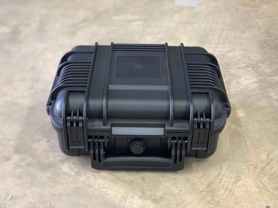 กล่องใส่ปืนสั้น Pistol Case ผลิตจาก พลาสติก ABS คุณภาพ แข็งแรง ทนทาน ภายในเป็งฟองน้ำรังไข่ กันกระแทกได้ดี ไม่ทำให้ปืนเป็นรอย คลิปล็อคแน่นหนา แข็งแรงมาก ใส่ได้ทั้งปืนจริง และปืนบีบีกัน ขนาดภายใน: สูง 23ซม. ยาว30ซม. มุมทะแยง36ซม. ขนาดภายนอก: สูง 29ซม. ยาว 3