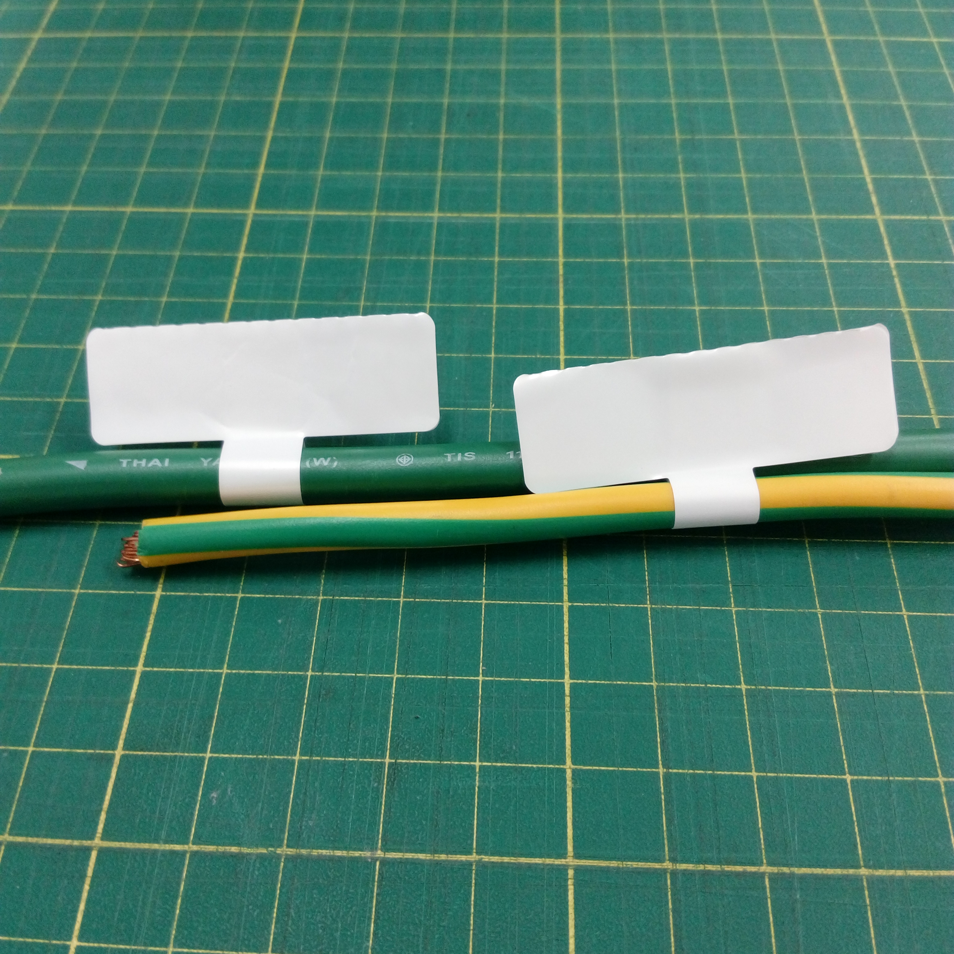 สติ๊กเกอร์มาร์คสายไฟ แบบธง 45mm x 15mm หางสั้น กึ่งสำเร็จรูป เบอร์มาร์คสายไฟ CABLE MARKER