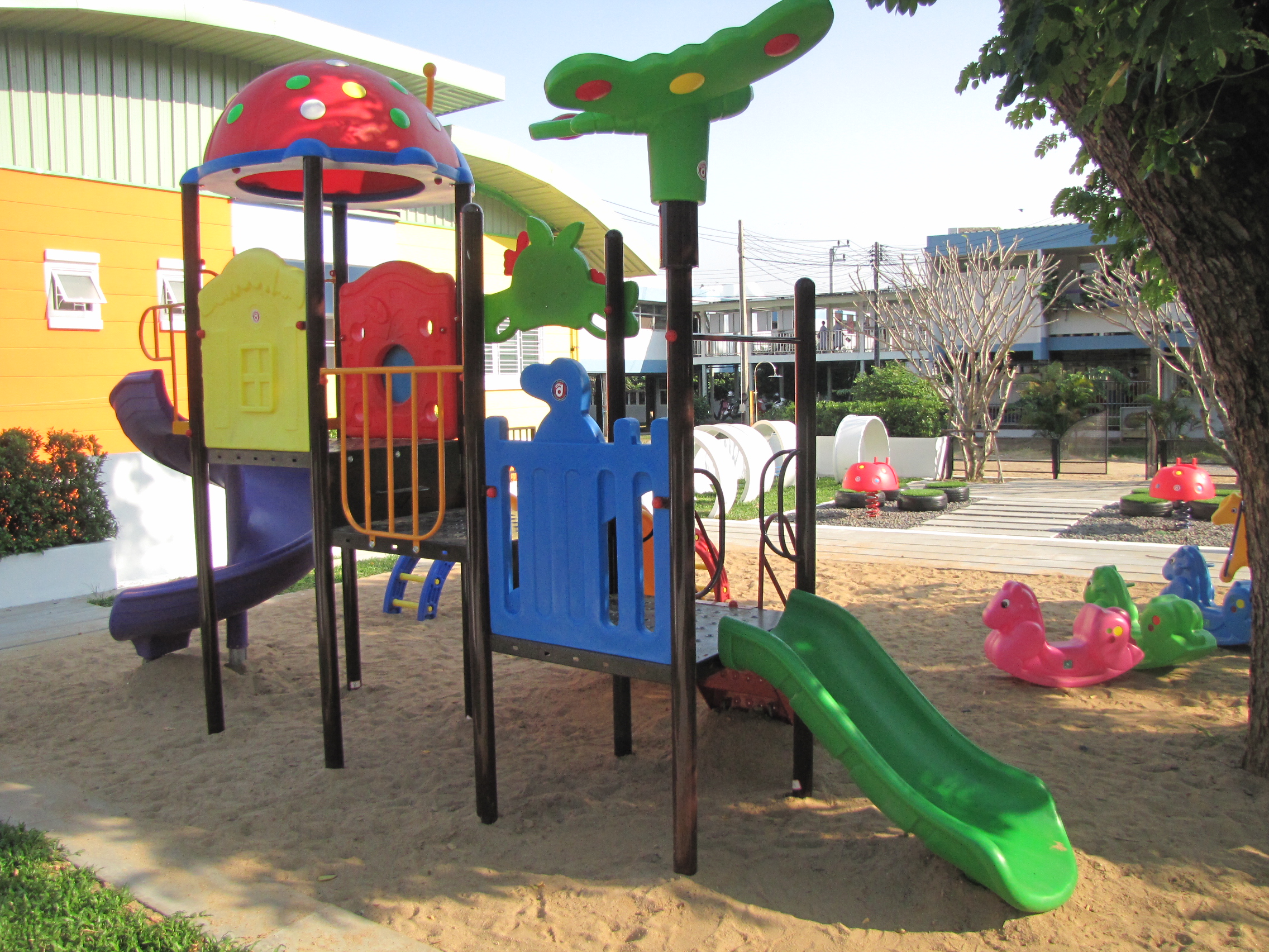 เครื่องเล่นสนามเต่าทอง