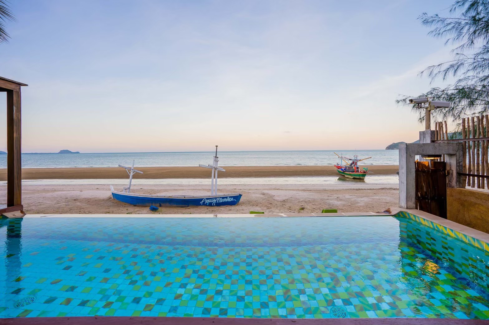 HR15064 บ้านพักติดทะเล The Ocean Beach Villa, Sam Roi Yod.