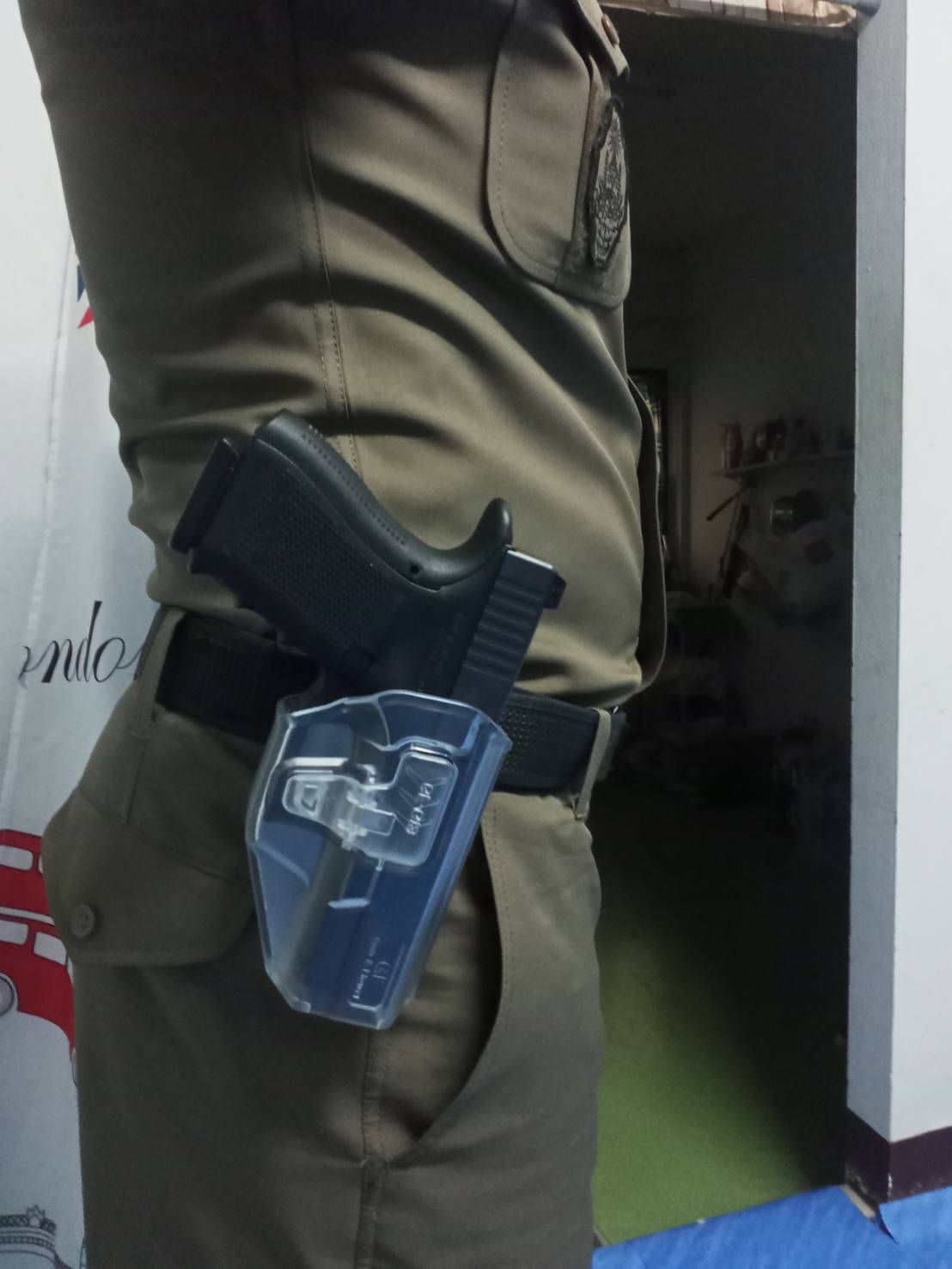 ซองปืนพกนอกชนิดใส Glock19 ( Gun&Flower OWB G19 Clear Holster ) 🔖ผลิตจากวัสดุ Polymer ชนิดใส แข็งแรง ทนทาน 🔖พกนอก ปลดล็อคนิ้วชี้ ใช้งานปลอดภัย 🔖ซองปืนสามารถหมุนปรับองศาได้ 🔖ตัวซองสามารถใช้กับเพลทลดต่ำของ IMI หรือแบรนด์อื่นๆ