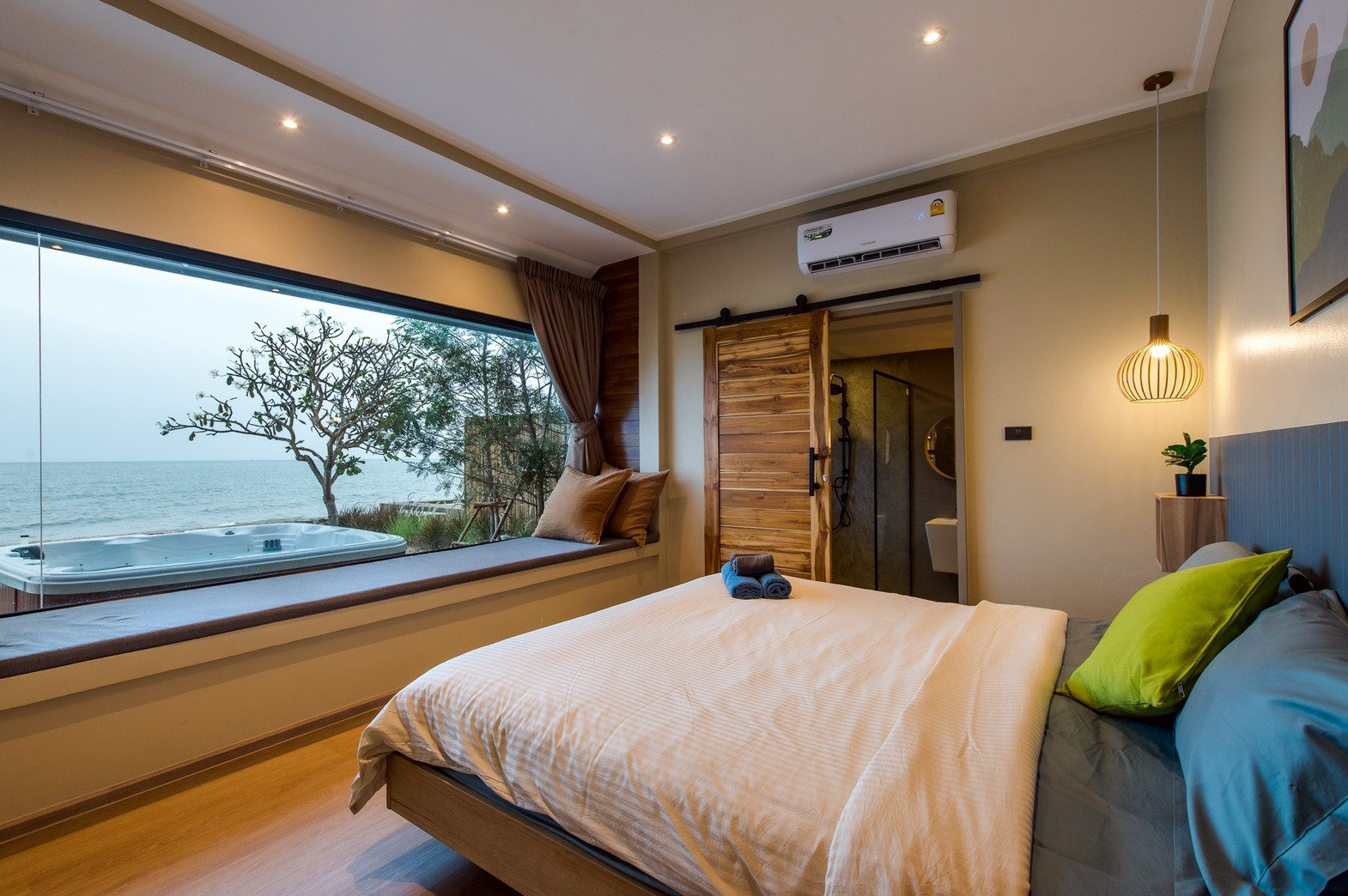 HR15055 บ้านพักติดทะเล The Coastal Vista Beach Villa