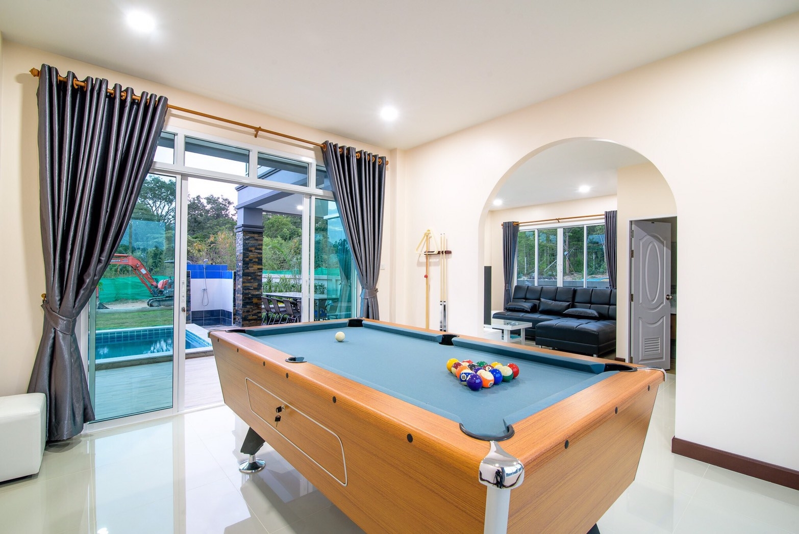 HR 5005 บ้านภูผา คาราโอเกะ โต๊ะพูล