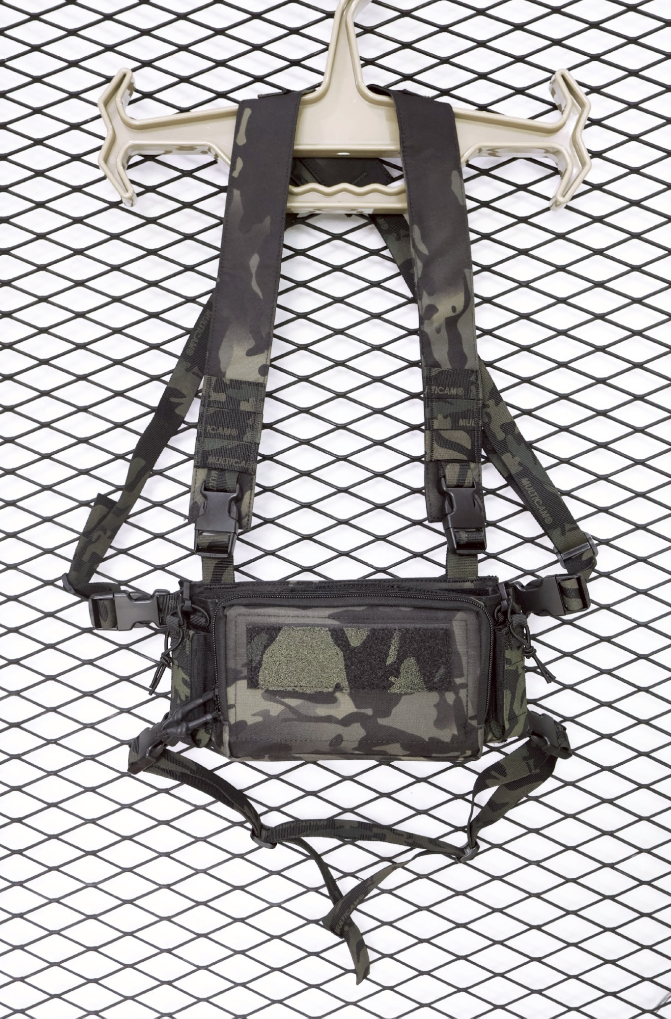 New.D3 Warrior Chest Rig 500D (สีพรางดำ -MCBK) 🔥 ผลิตจากผ้า Cordura 500D 🔥 มีช่องใส่แม็กกาซีน 5.56 = 3 ช่อง 🔥 บรรจุ Pistol Mag = 2 ช่อง 🔥 กระเป๋าหน้า ภายในมี Elastic Loops ใส่สิ่งของ 🔥 ขนาดซองแม็ก 14 * 28 cm. ǵ