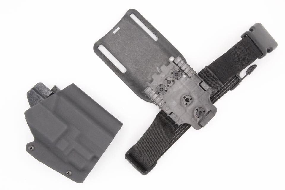 ซองปืน Glock19+TLR-8 คุณสมบัติ : ชสามารถใส่ปืนGlock19 ที่ติดตั้งไฟฉายTLR-7 หรือ TLR-8ได้ มาพร้อมเพลตโหลดต่ำ ที่มีสายรัดต้นขา ช่วยให้ซองปืนกระชับขยับเขยื่อนเวลาใช้งาน มาพร้อมAdapterปลดไว ทำให้สามารถถอดตัวซองปืนออกจากเพลตโหลดต่ำได้เลย สนใจรายการไหนเพิ่มเติม