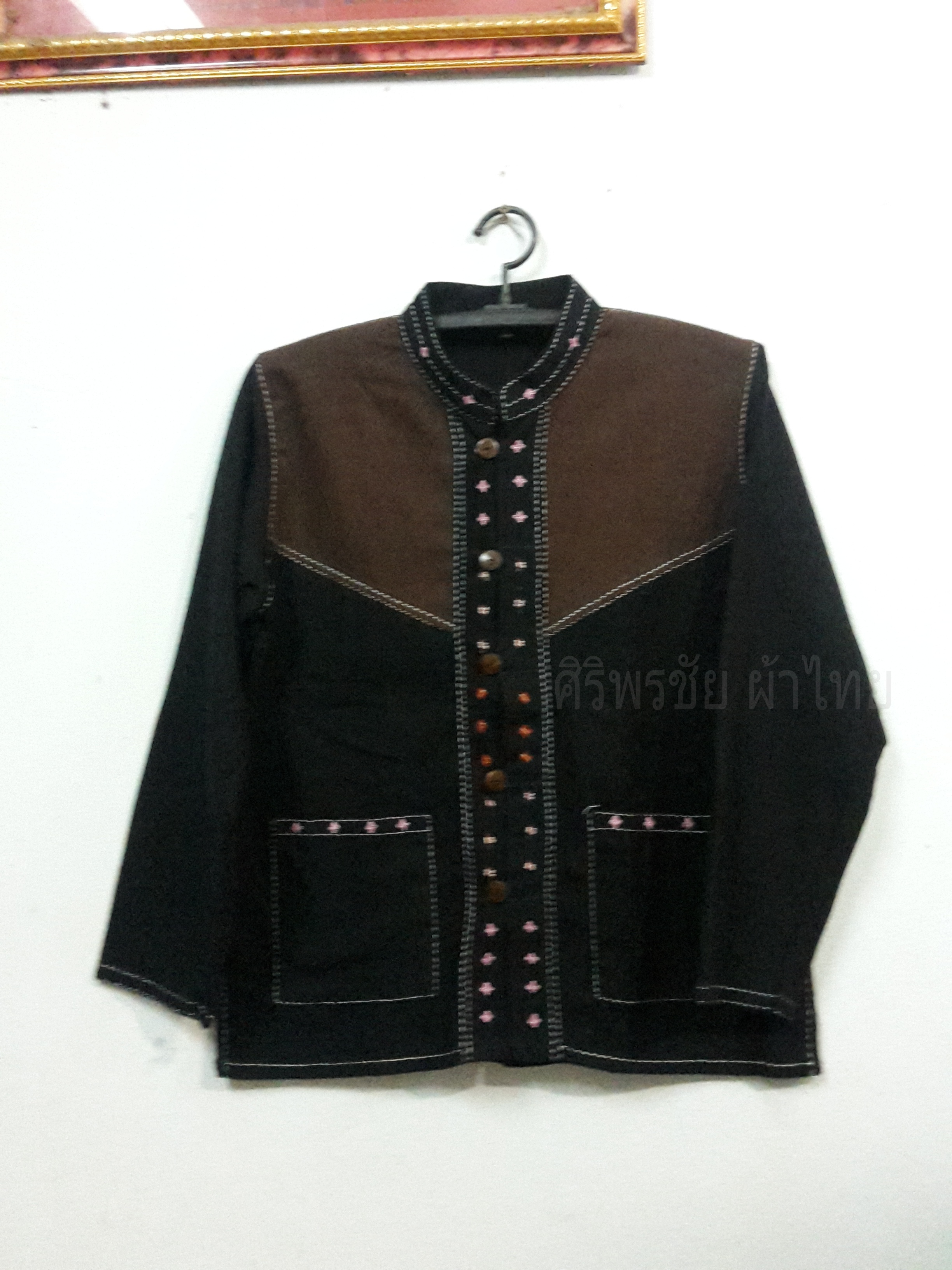 เสื้อผ้าไทยพื้นเมืองชาย เสื้อผ้าฝ้ายชายแต่งผ้าตัดต่อสีและปักผ้า เสื้อผ้าพื้นเมืองชายแต่งงานปักผ้า