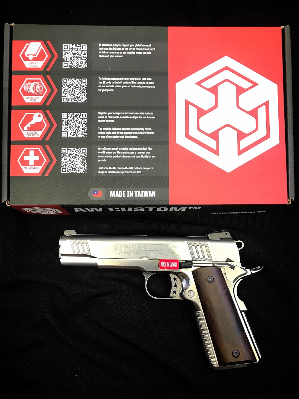 New Arrival! มาใหม่! AW-CUSTOM/NE3001 SKU: AW-NE3001 คุณสมบัติ: + ปืนพกสไตล์ Iconic 1911 + เซเรชั่นด้านบนแบนเรียบบนสไลด์ + ไกและไกด์รอดลายดาว + แกะลายกันลื่นแบบใหม่ + กลไกการทำงานจำลองมาจากของจริง + ด้ามปืนพาสติ๊กลายไม้ ราคา: 4,800 บาท