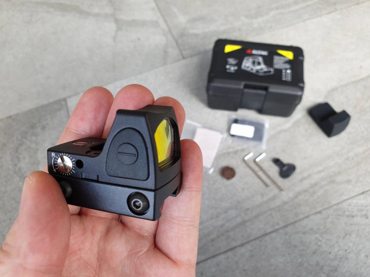 (clap)...สินค้าใหม่ค่ะ (moon wink) Trijicon RMR Red Dot ผลิตจากวัสดุ Aluminum ทำผิว hard anodized Red dot สีแดง คมชัด รูปร่างขนาดเล็ก Low Profile มาพร้อมขาจับ mount แบบ 20 มม. และ Glock mount ( บีบีกัน ) ปรับระดับความสว่างง่าย +/- ด้านข้าง Battery : 1*CR2