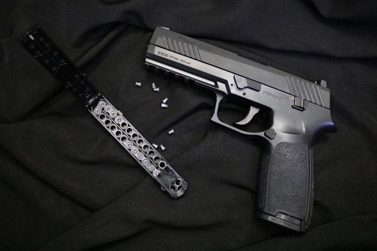 https://youtu.be/UZ3H1Hgyg48 New.SIG Sauer P320 Pistol co2 1.77 Uses a 12-gram CO2 cartridge Semi-auto 30rd belt-fed mag Manual safety Fixed white dot sights Blowback Metal slide Polymer frame Weaver/Picatinny accessory rail Same styling and trigger pull